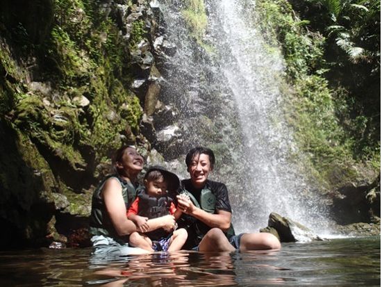 1組限定貸切ター滝リバートレッキング　ター滝を目指して川の中を歩いたり泳いだり楽しみ方は自由！＜撮影あり／大宜味村＞