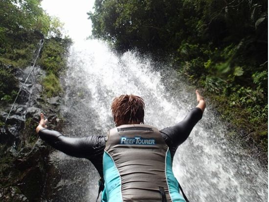 1組限定貸切ター滝リバートレッキング　ター滝を目指して川の中を歩いたり泳いだり楽しみ方は自由！＜撮影あり／大宜味村＞