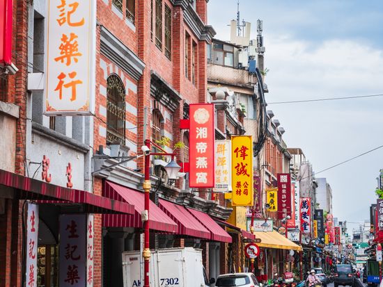 Taiwan_Taipei_Dihuastreet_pixta_104447302_M (1)