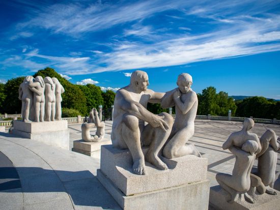 オスロ市内観光バスツアー　市内主要名所の車窓観光＋ホルメンコーレン・ジャンプ競技場で自由時間＋ヴィーゲラン彫刻公園ガイドツアー＜12～3月／約3時間＞