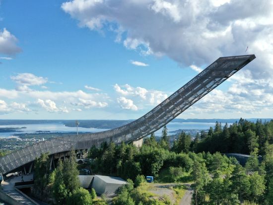 オスロ市内観光バスツアー　市内主要名所の車窓観光＋ホルメンコーレン・ジャンプ競技場で自由時間＋ヴィーゲラン彫刻公園ガイドツアー＜12～3月／約3時間＞