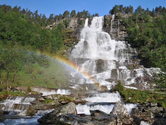 フィヨルド＆氷河ツアー　ツアーバスとクルーズで巡る！ヴィーク～ソグネフィヨルド～フィアランドフィヨルド～ツヴィンデの滝＜約13時間／夏季／ベルゲン発＞
