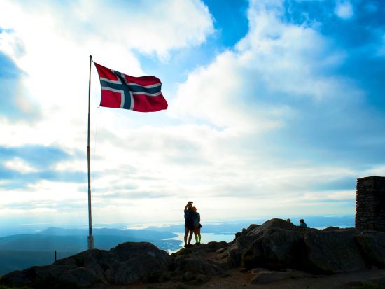 ウルリーケン山　ゴンドラ乗車＆山頂レストラン絶景ランチ ＜昼食付き／ベルゲンまたはウルリーケン発＞