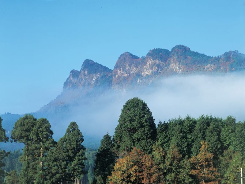 霧がかかる屏風岩