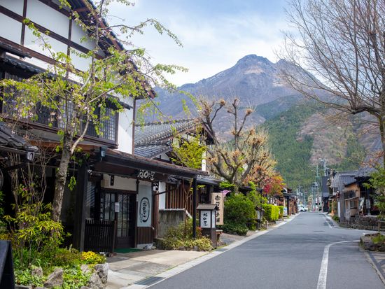 pixta_72015983_湯布院・湯の坪街道