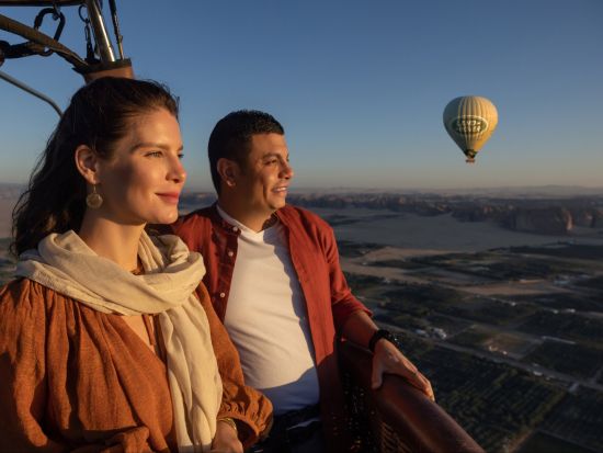 アルウラ熱気球ツアー 感動のサンライズ体験！＜貸切or混載／英語ガイド／往復送迎付き／アルウラ発＞