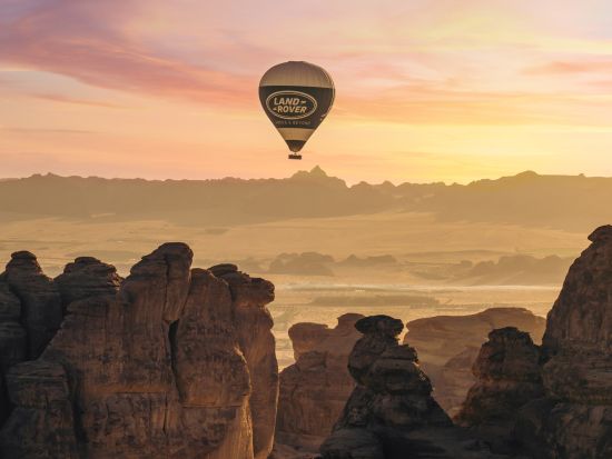 アルウラ熱気球ツアー 感動のサンライズ体験！＜貸切or混載／英語ガイド／往復送迎付き／アルウラ発＞