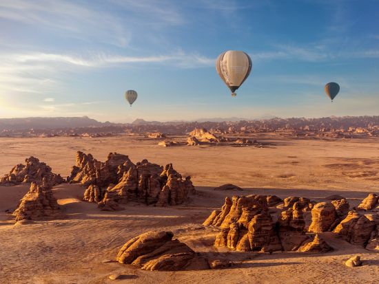 アルウラ熱気球ツアー 感動のサンライズ体験！＜貸切or混載／英語ガイド／往復送迎付き／アルウラ発＞