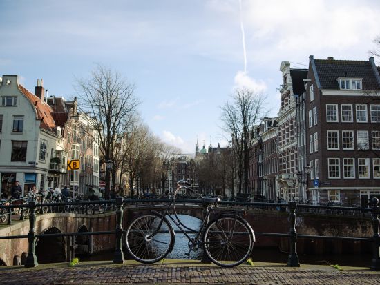 フォトグラファーと歩くアムステルダム鉄板スポットツアー　運河巡るヨルダーン地区へご案内　写真撮影サービス付き＜約2時間／午前or午後／日本語／アムステルダム発＞