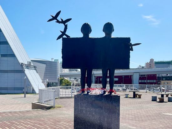 赤い絲モニュメント「ふたり」