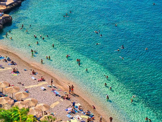 Nafplion_Arvanitia beach_AdobeStock_373282836