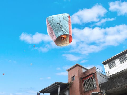 九份＆十分観光ツアー　十分の天燈上げ体験＆九份の夜景を楽しむ ＜日本語または英語ガイド＞