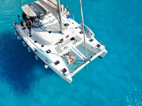 ミロス島クルーズ　1周まわるクルージングツアー　シュノーケリングストップあり＜4～10月／BBQランチ／軽食＆ドリンク付き＞