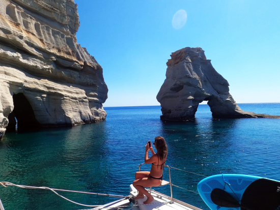 ミロス島クルーズ　1周まわるクルージングツアー　シュノーケリングストップあり＜4～10月／BBQランチ／軽食＆ドリンク付き＞