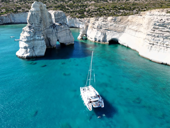 ミロス島クルーズ　1周まわるクルージングツアー　シュノーケリングストップあり＜4～10月／BBQランチ／軽食＆ドリンク付き＞