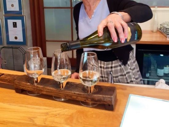 西オークランドワイナリーめぐり　クメウ地区のワイナリ―＆ブリューワリー＋タスマン海を観賞できるムリワイビーチを訪問！＜昼食付／日本語ガイド／オークランド発＞