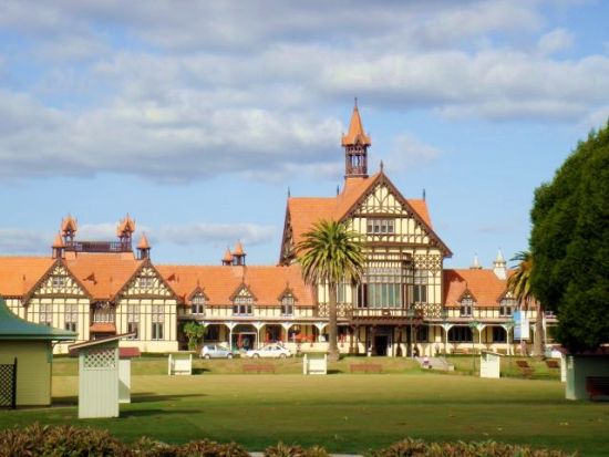 【空港送迎】オークランド空港 ⇒ ロトルア市内　ロトルア市内の観光地も簡単にご案内 ＜日本語ガイド＞