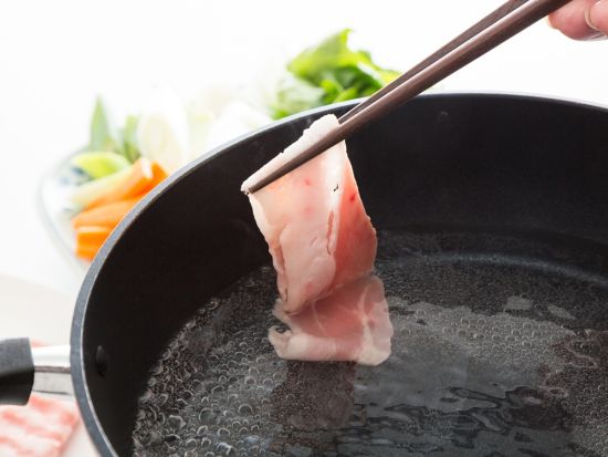 【ディナータイム】フードチケット 沖縄県産あぐー豚のしゃぶしゃぶ～島唯一のテラスBarで特別なひとときを～＜2名～／与那国島Cafe&Barむんぶてらす＞