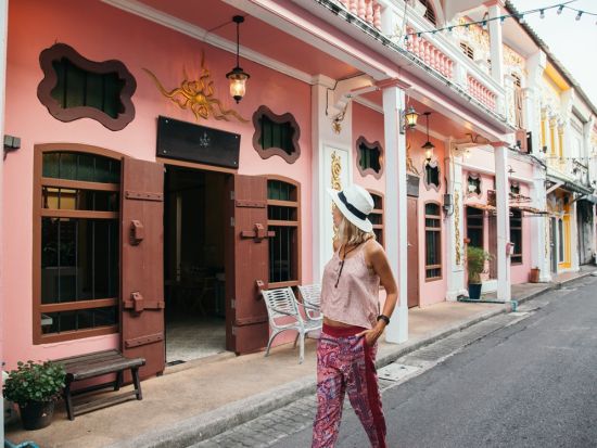 プーケット島半日観光ツアー　象乗り体験＋話題の蓮カフェ＋プーケットタウンを満喫 ＜午前／貸切／日本語ガイド＞