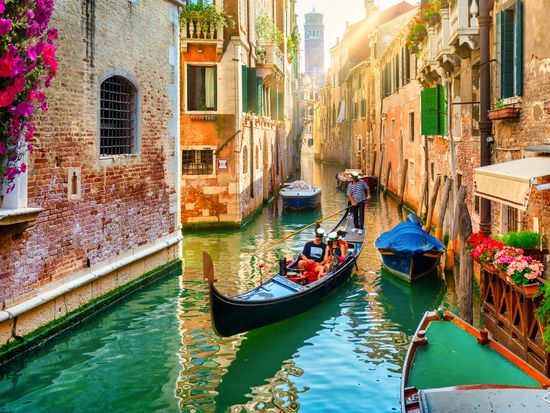 Italy_Venice_Gondola_AdobeStock_387991977