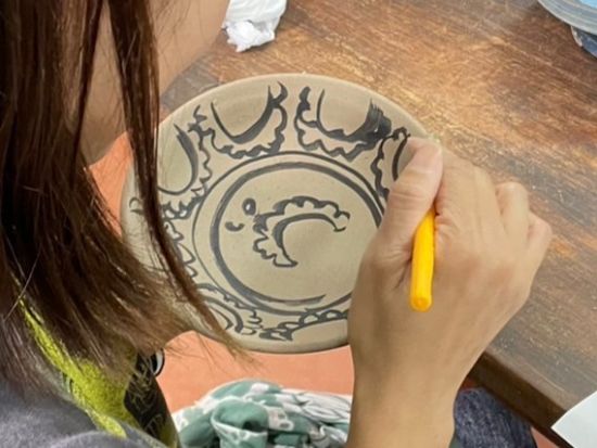 陶芸掻き落とし体験 オリジナルデザインの器を作成 小さなお子様もご参加可能＜半日／沖縄本島北部＞