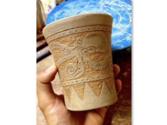 陶芸掻き落とし体験 オリジナルデザインの器を作成 小さなお子様もご参加可能＜半日／沖縄本島北部＞