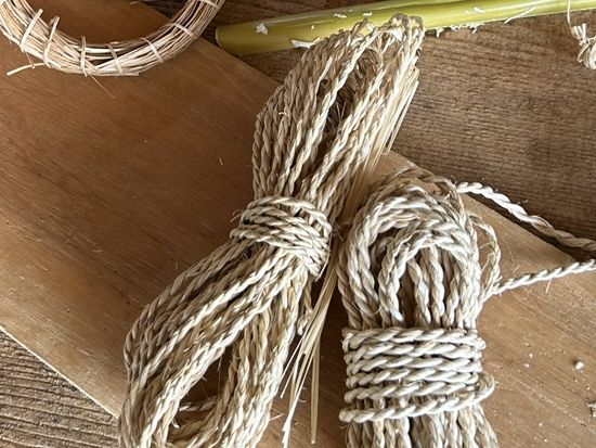 縄づくり体験 月桃から縄を作成 沖縄ならではのお土産を手作り 月桃の香りに包まれながら集中作業！＜1時間半／沖縄本島北部＞