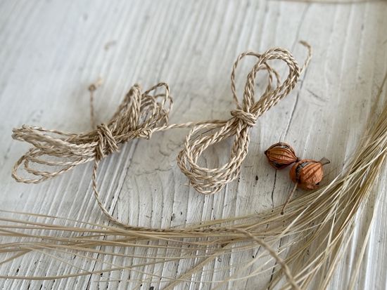 縄づくり体験 月桃から縄を作成 沖縄ならではのお土産を手作り 月桃の香りに包まれながら集中作業！＜1時間半／沖縄本島北部＞