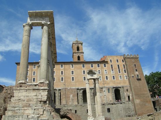 Roma_chiesa_con_colonne_del_foro_bindi
