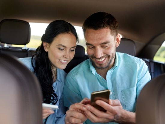 香港ディズニーランド・リゾート ⇔ 空港または市内ホテル　片道送迎サービス　パーク・チケットなどの各種オプションもご用意！ ＜貸切／日本語ガイド＞