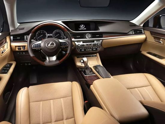 【高級車 空港送迎】金浦国際空港 ⇔ ソウル市内　レクサス・ハイブリッド車 ＜日本語スタッフ常駐サポート／貸切／定員3名＞