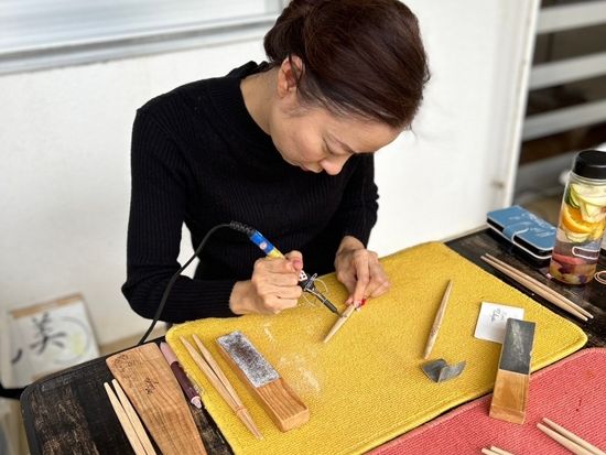 シークヮーサーのお箸作り体験 沖縄ならではのお土産を手作り 3歳から参加可能 自分の手に合わせてお箸を作成＜1時間半／沖縄本島北部＞