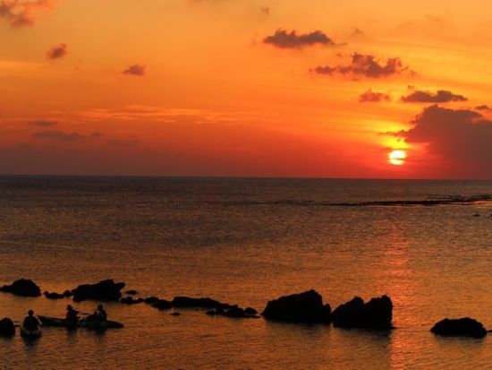 サンセットカヤックツアー 夕陽が照らす幻想的な心地の良い時間を水上から堪能 新施設で快適＆レンタル品も充実＜2時間／嘉手納町＞