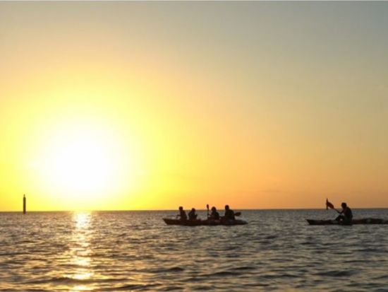 サンセットカヤックツアー 夕陽が照らす幻想的な心地の良い時間を水上から堪能 新施設で快適＆レンタル品も充実＜2時間／嘉手納町＞