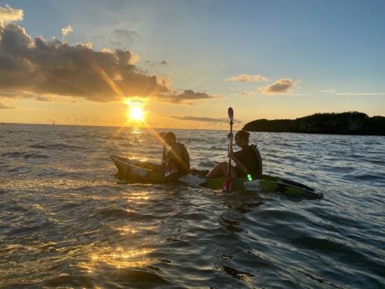 サンセットカヤックツアー 夕陽が照らす幻想的な心地の良い時間を水上から堪能 新施設で快適＆レンタル品も充実＜2時間／嘉手納町＞