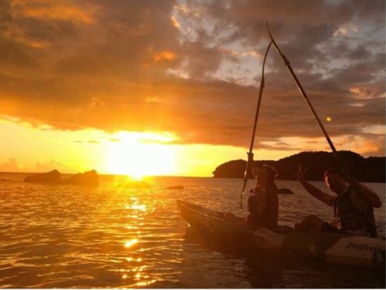 サンセットカヤックツアー 夕陽が照らす幻想的な心地の良い時間を水上から堪能 新施設で快適＆レンタル品も充実＜2時間／嘉手納町＞