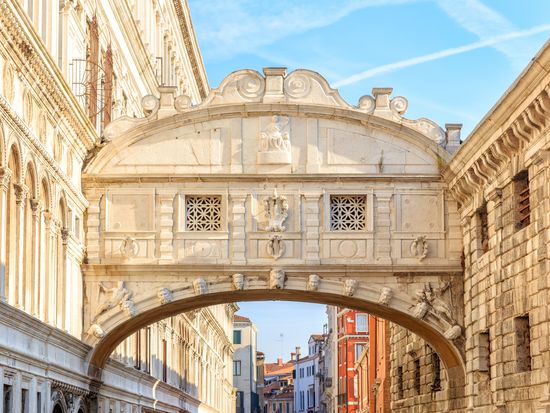 Italy_Venice_Bridge of sigh_AdobeStock_322774136