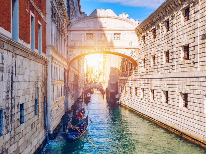 Italy_Venice_Bridge of sigh_AdobeStock_236280216
