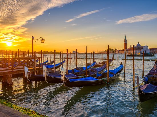 italy_venice_sunrise_gondolas_shutterstock_1208181430
