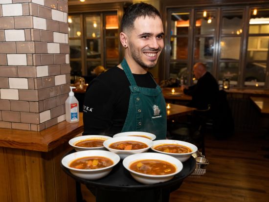 地元ガイドと巡るレイキャヴィーク食べ歩きツアー！アイスランド グルメ体験＜2.5時間／英語ガイド＞