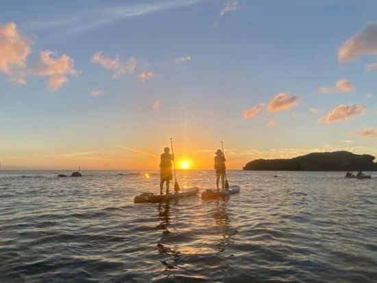 サンセットSUPツアー 空と海の境界線が重なる夕方のひとときを水上で満喫 プチマングローブツアー付き 新施設で快適＆レンタル品も充実＜2時間／嘉手納町＞
