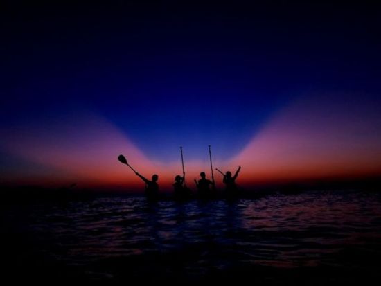 サンセットSUPツアー 空と海の境界線が重なる夕方のひとときを水上で満喫 プチマングローブツアー付き 新施設で快適＆レンタル品も充実＜2時間／嘉手納町＞