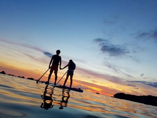 サンセットSUPツアー 空と海の境界線が重なる夕方のひとときを水上で満喫 プチマングローブツアー付き 新施設で快適＆レンタル品も充実＜2時間／嘉手納町＞