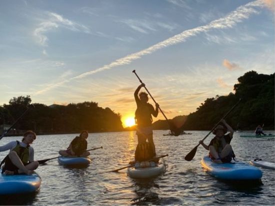 サンセットSUPツアー 空と海の境界線が重なる夕方のひとときを水上で満喫 プチマングローブツアー付き 新施設で快適＆レンタル品も充実＜2時間／嘉手納町＞