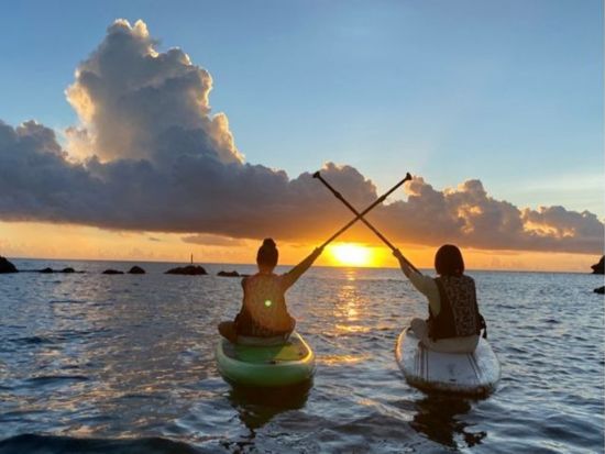 サンセットSUPツアー 空と海の境界線が重なる夕方のひとときを水上で満喫 プチマングローブツアー付き 新施設で快適＆レンタル品も充実＜2時間／嘉手納町＞