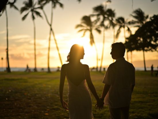 ハワイ ウェディングフォト　ビーチ、パークなど選べる5つのロケーション　撮影アテンド、送迎付き（撮影・衣装・メイク）　大人気レストラン大階段での撮影プランあり