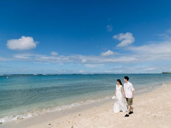 ハワイ ウェディングフォト　ビーチ、パークなど選べる5つのロケーション　撮影アテンド、送迎付き（撮影・衣装・メイク）　大人気レストラン大階段での撮影プランあり