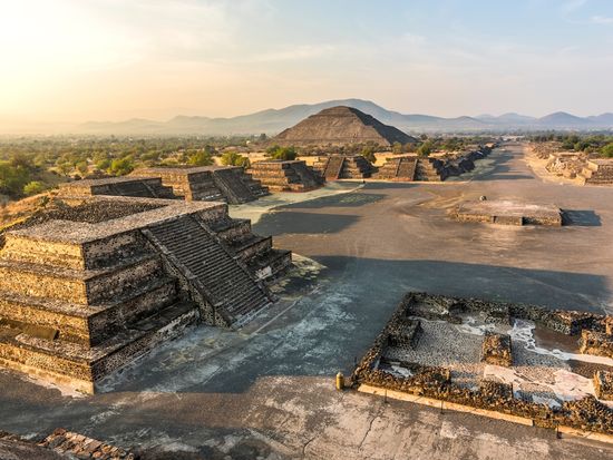Mexico_Mexico City_Teotihuacan pyramids_Aztecs_shutterstock_1279641568 (1)