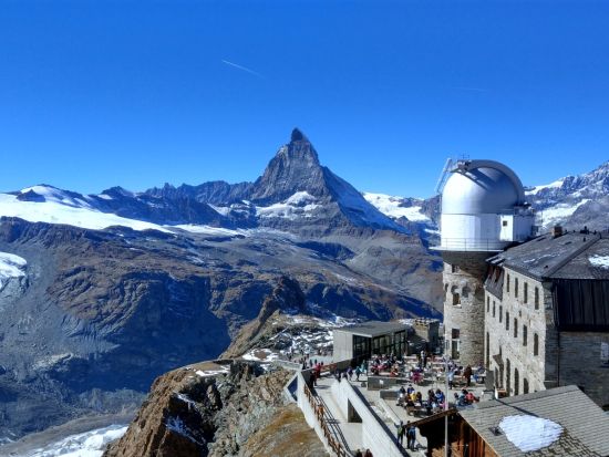 登山鉄道で行く！マッターホルンを望むスイス・ゴルナーグラート展望台日帰りツアー　列車手配込みで安心！ツェルマット観光＆山頂ホテルでの絶景ランチ＜ミラノ発＞
