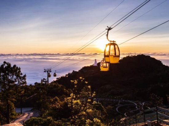 話題のバーナーヒルズ＋世界最長ロープウェイ＋ギネス級の空中散歩　夜のライトアップが楽しめる夕方入場プランあり＜日本語／基本アトラクション込み／ダナン発＞